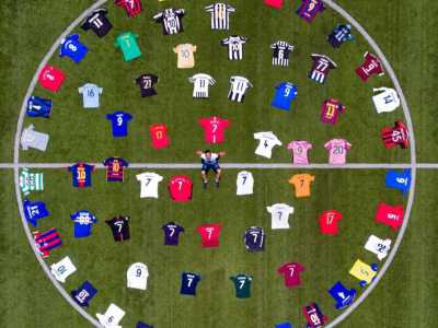 Succede poi anche il contrario, cio� che siano i campioni a omaggiare Poldi con dei "souvenir" molto graditi. �Quando entri in confidenza con questi fuoriclasse - evidenzia il bolognese - spesso si ricevono le loro maglie originali e autografate�